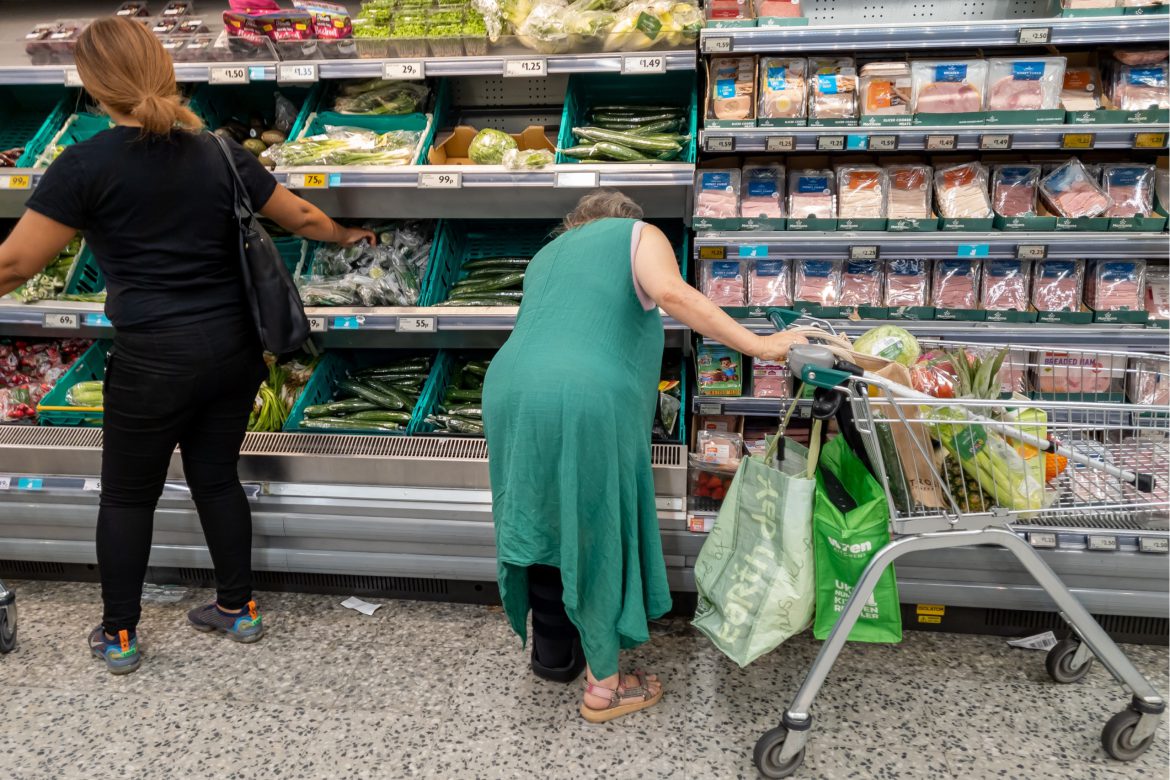 7 tips for smart grocery shopping while being on a budget