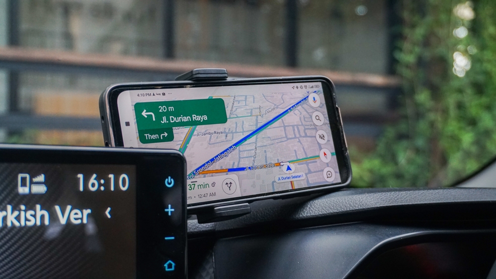 application,using google maps on a smartphone in a car to avoid traffic.